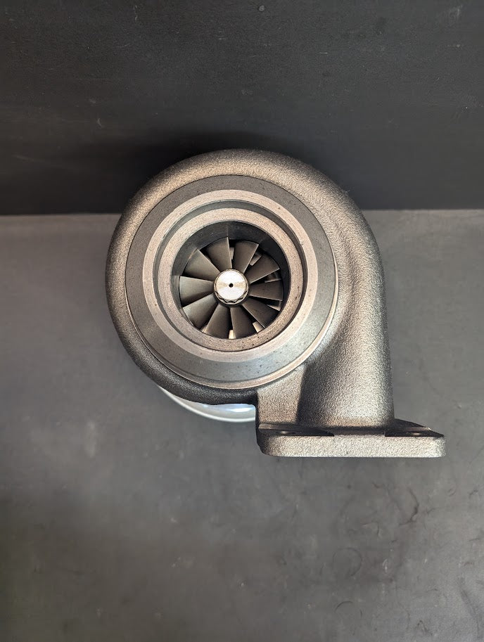 NEW JOHN DEERE S200 S2A MODEL TURBOCHARGER W/ WIDE FOOT & PUSH IN EXHAUST # RE508971