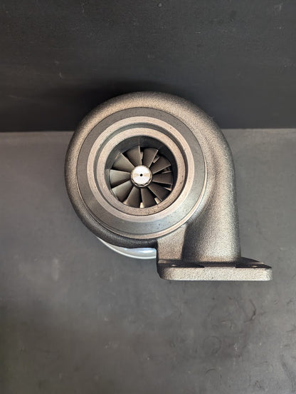 NEW JOHN DEERE S200 S2A MODEL TURBOCHARGER W/ WIDE FOOT & PUSH IN EXHAUST # RE508971